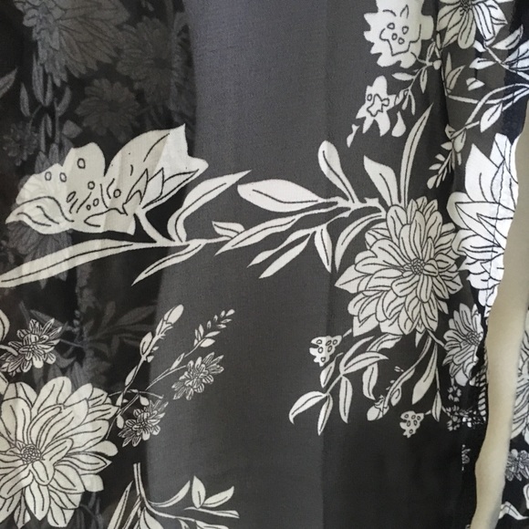 5⭐️Fave Black and White Kimono - Picture 7 of 8